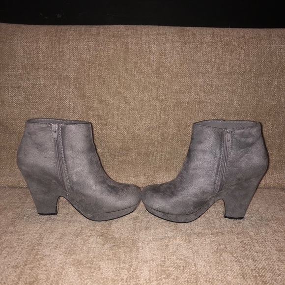 Versona Grey Suede Side-zip Booties - Size 7 - Picture 6 of 7